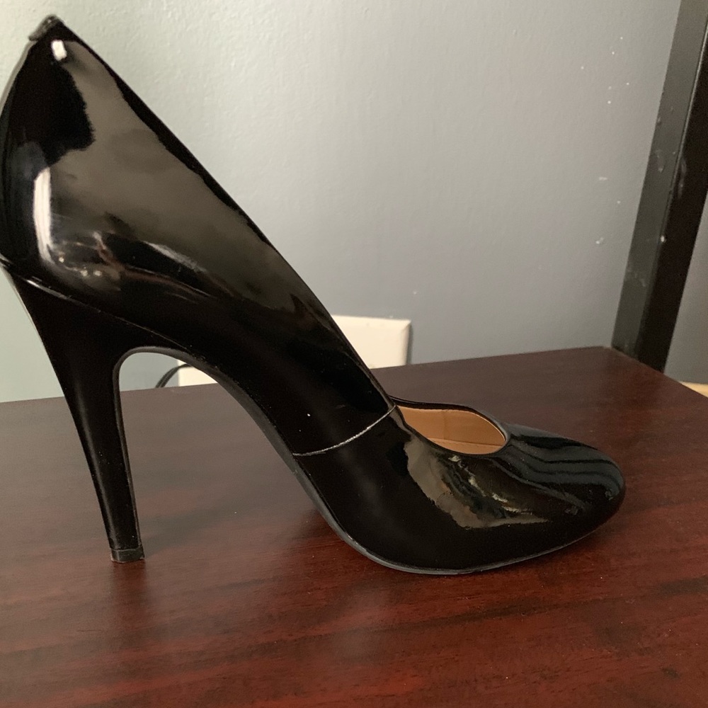 Black patent leather pumps
